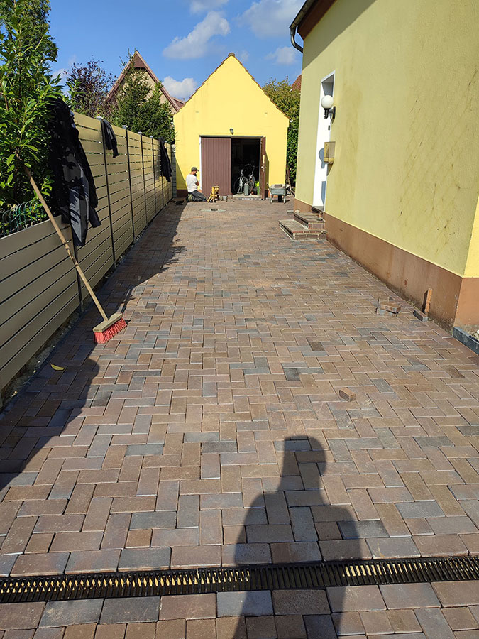 Gartenweg mit Klinker und Randeinfassung in Weyhe Sudweyhe