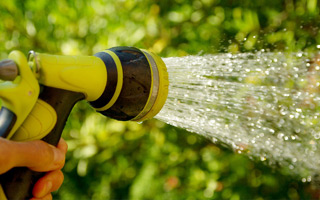 Rasenbewässerung mit Gartenbrunnen durch Erdic Gartenbau in Bremen