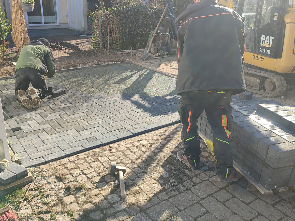 Betonpflaster verlegen für PKW Stellfläche und Parkplatz in Bremen bei Pflasterarbeiten
