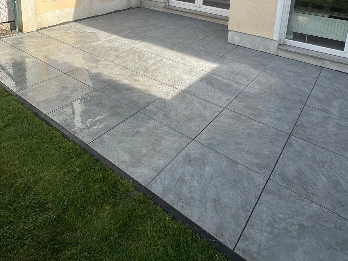 Feinsteinzeug Terrassenplatten verlegen für Terrasse in Bremen bei Pflasterarbeiten im Garten