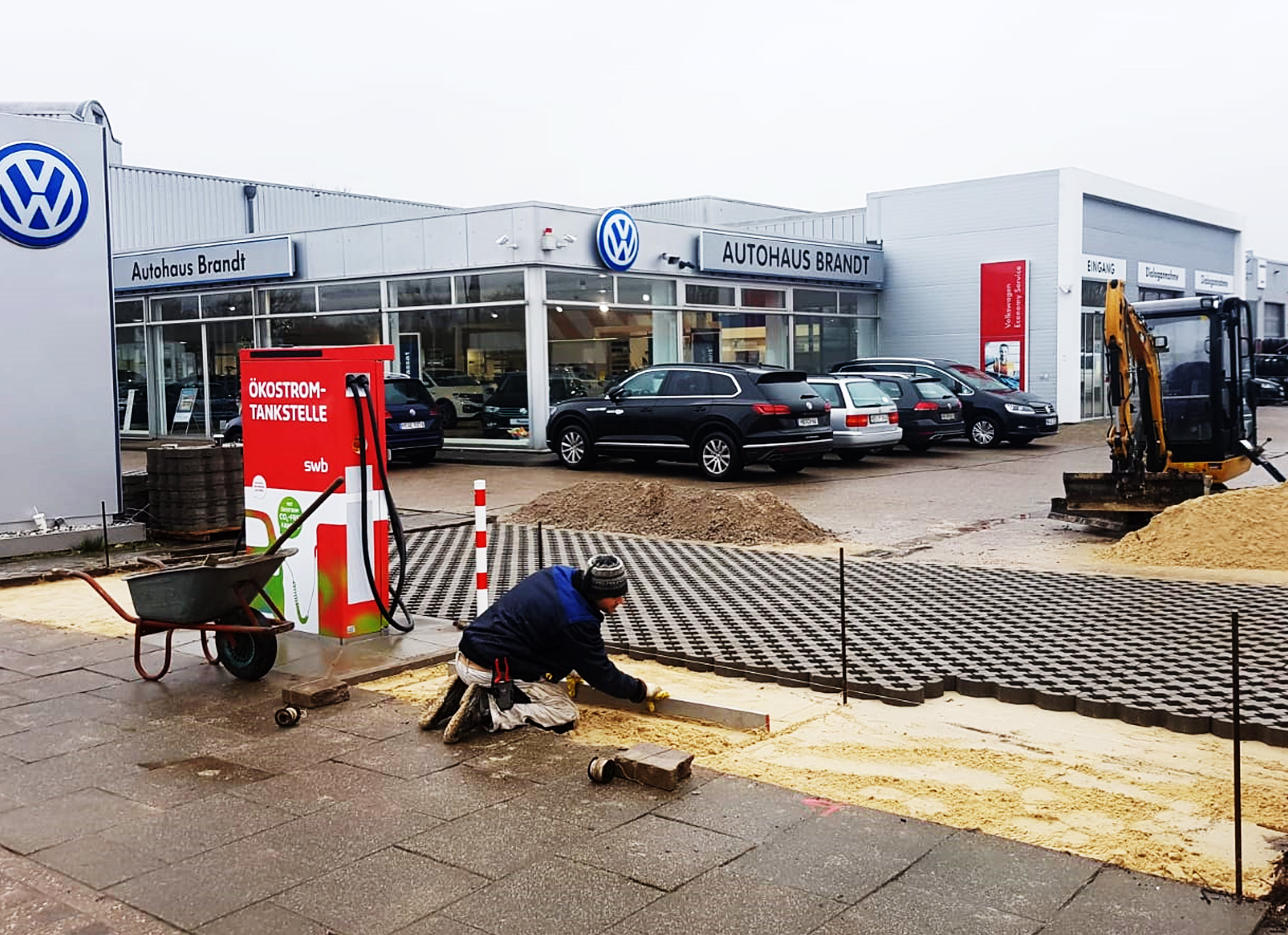 Pflasterarbeiten in Bremen bei VW Autohaus Brandt - Parkplatz pflastern mit Rasengittersteinen für Stellflächen