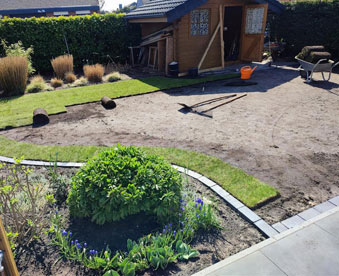 Boden vorbereiten für Rollrasen im Garten Bremen