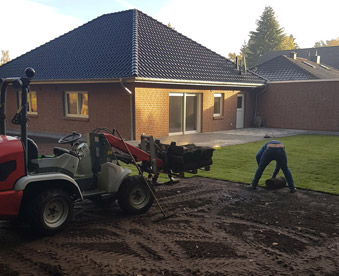 Gartenfläche vorbereiten für Rollrasen in Bremen