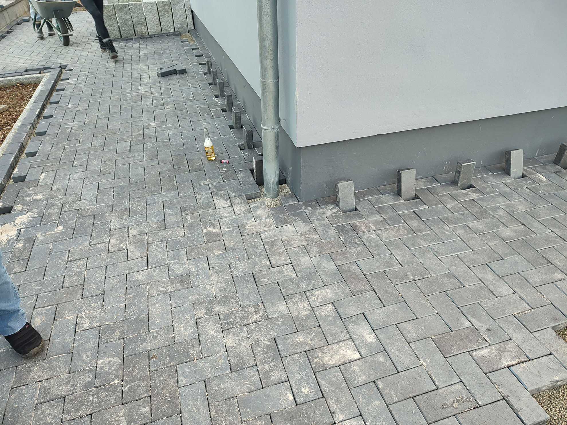 Terrassenbau - Klinker Terrasse mit Granit Randstein in Bremen Oberneuland